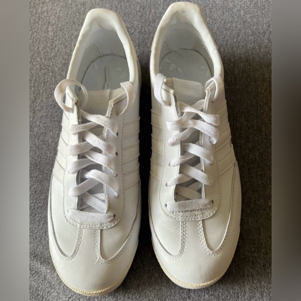 Adidas White Leather Sneakers 
Women's Size 7
Classic Running Shoes 
Like New